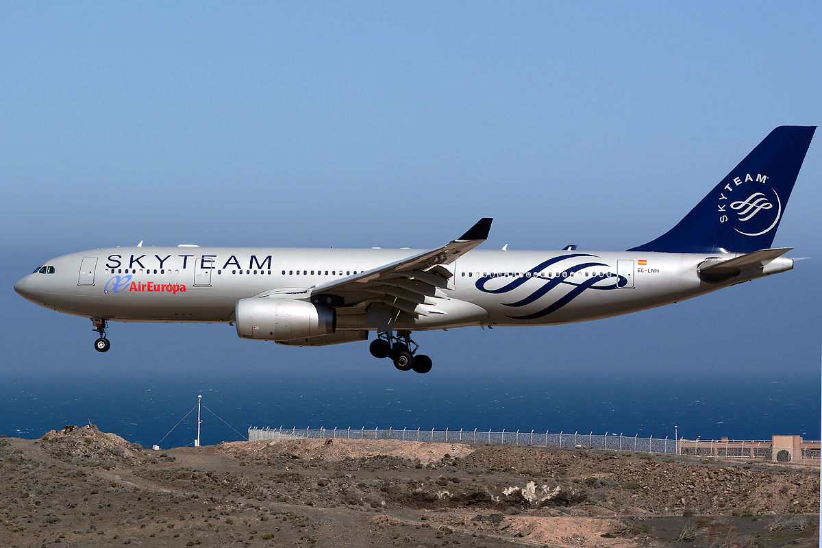 EC-LNH · Airbus A330-243 · (LPA / GCLP)