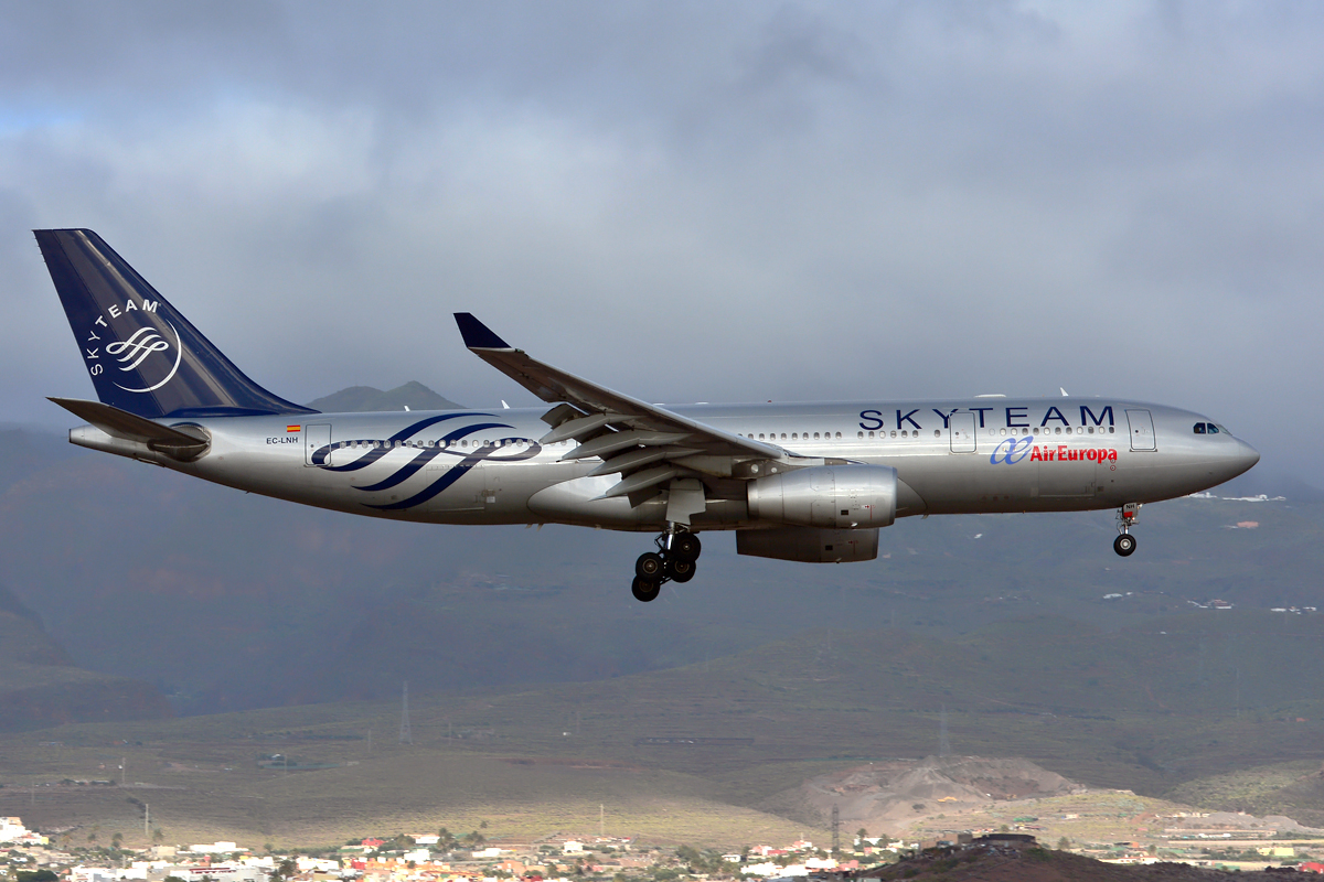 EC-LNH · Airbus A330-243 · (LPA / GCLP)
