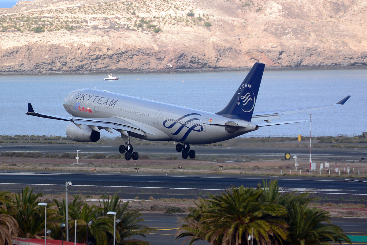 EC-LNH (551) 2003 Airbus A330-243