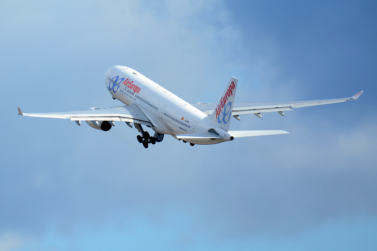 EC-LMN · Airbus A330-243 · (LPA / GCLP)