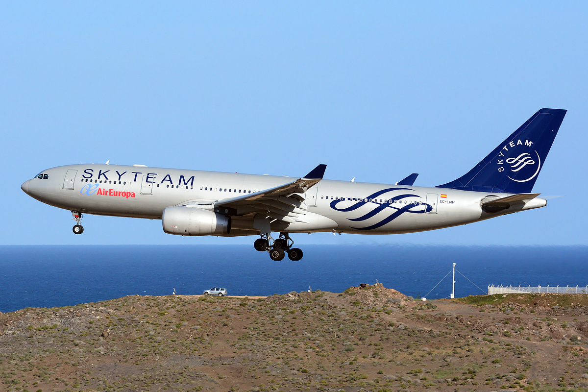 EC-LNH · Airbus A330-243 · (LPA / GCLP)