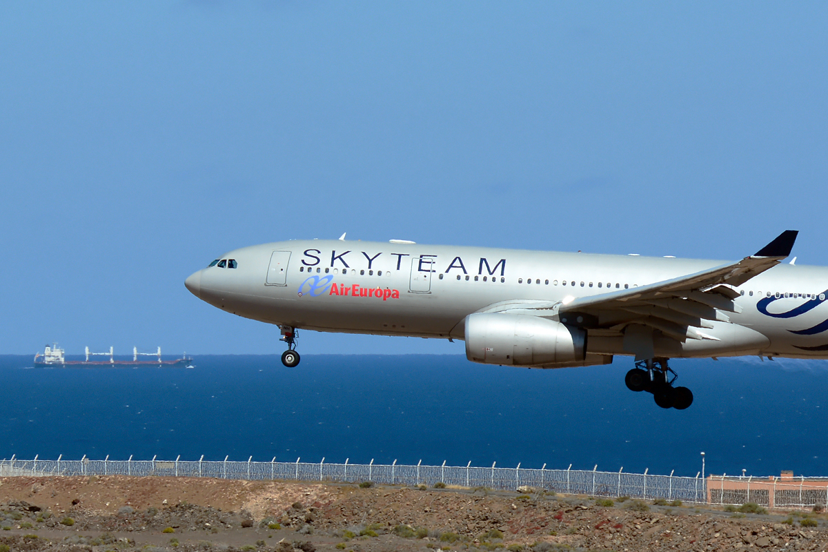 EC-LNH · Airbus A330-243 · (LPA / GCLP)