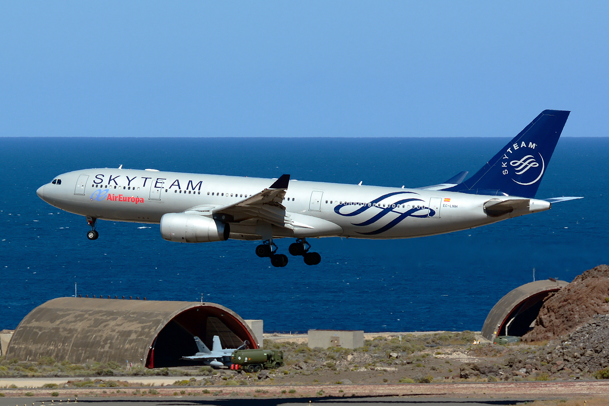EC-LNH · Airbus A330-243 · (LPA / GCLP)