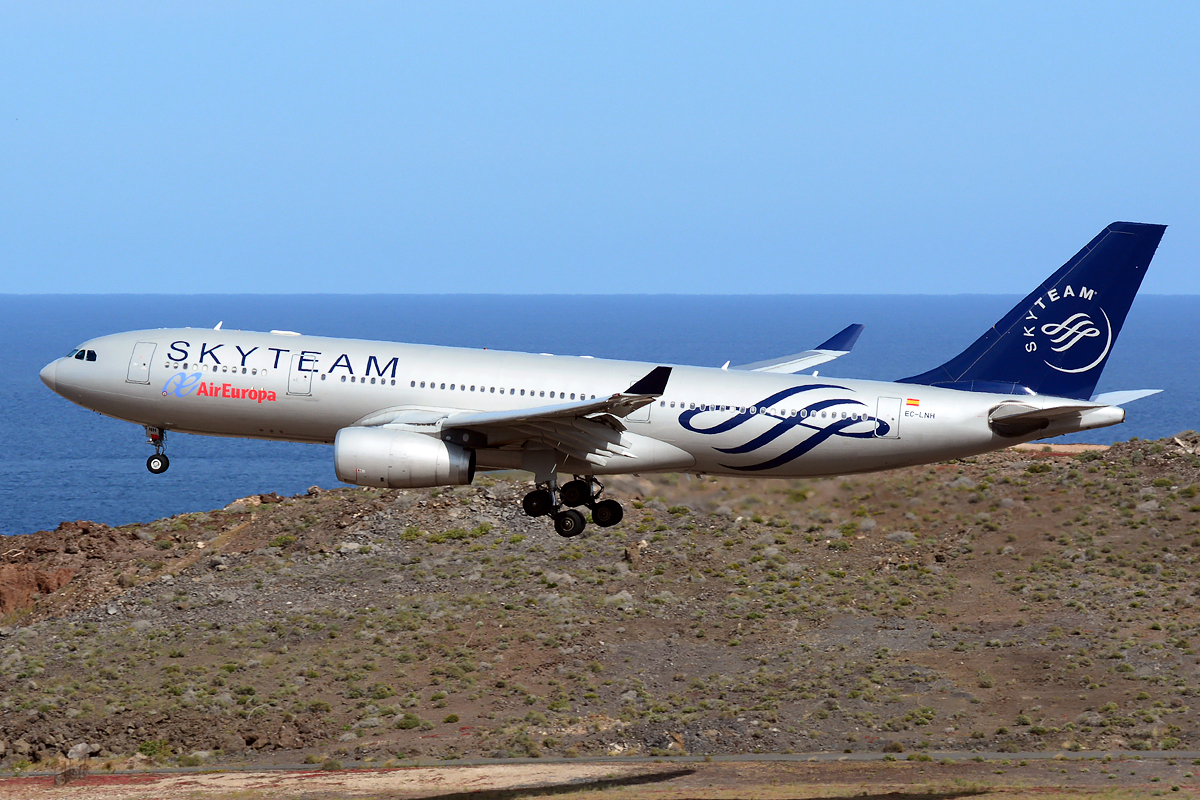 EC-LNH · Airbus A330-243 · (LPA / GCLP)