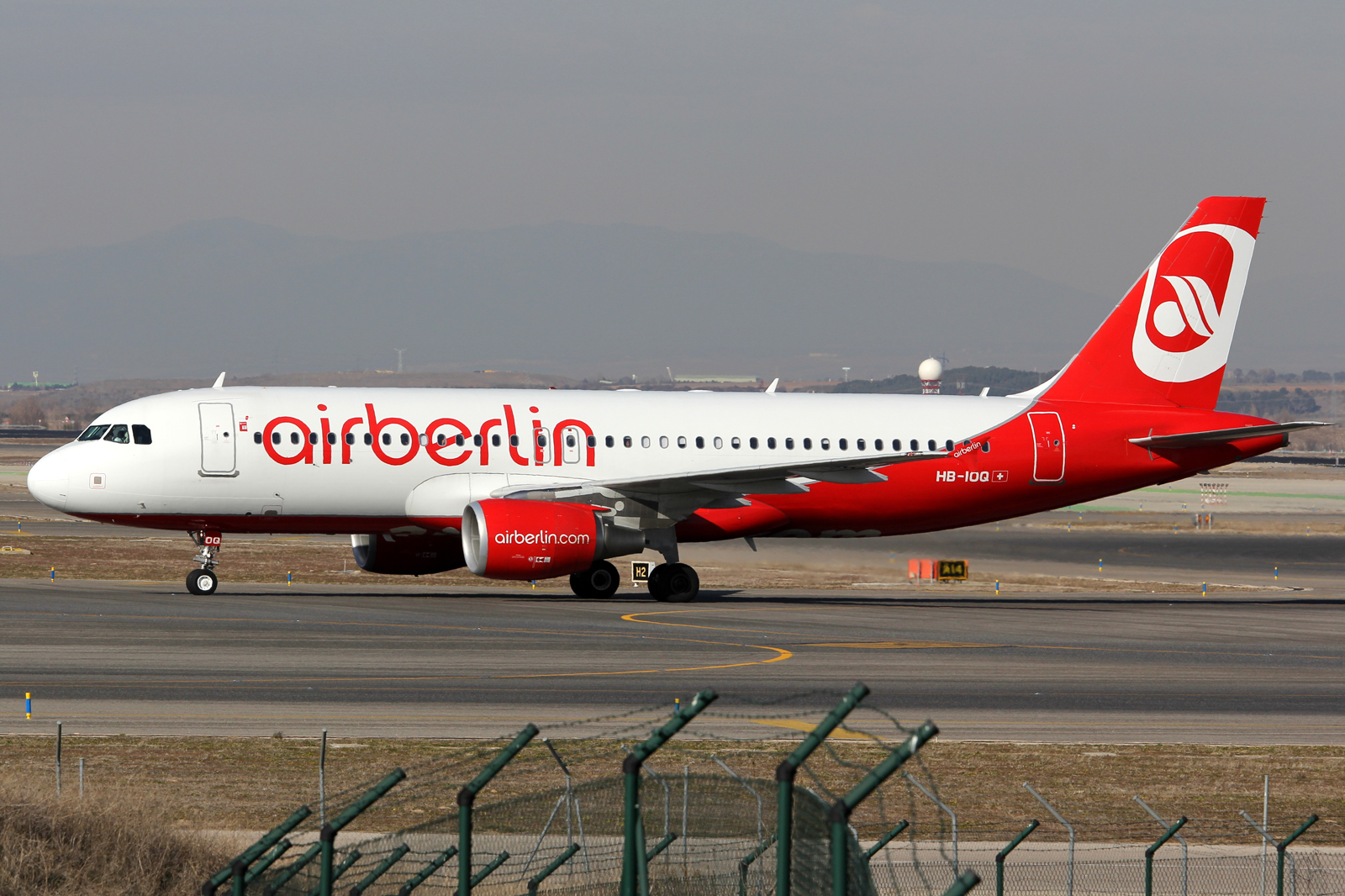 HB-IOQ · Airbus A320-214 · (MAD / LEMD)