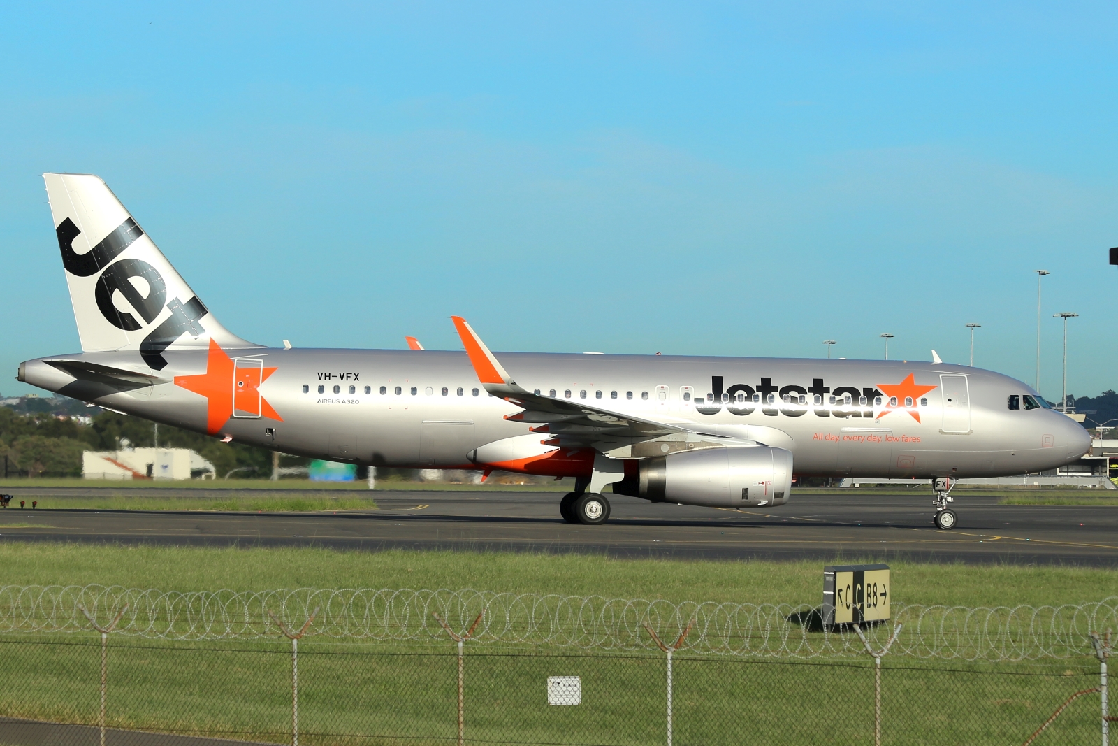 VH-VFX · Airbus A320-232 · (SYD / YSSY)