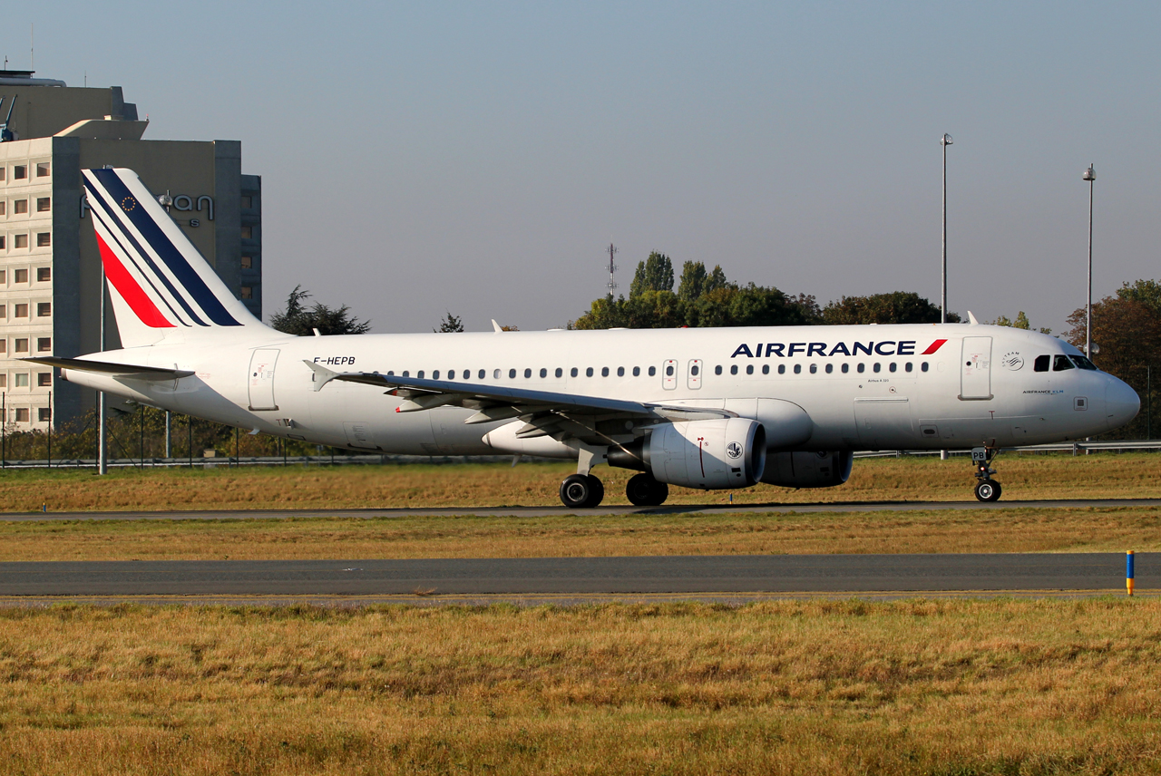 F-HEPB (cn 4241) Airbus A320-214