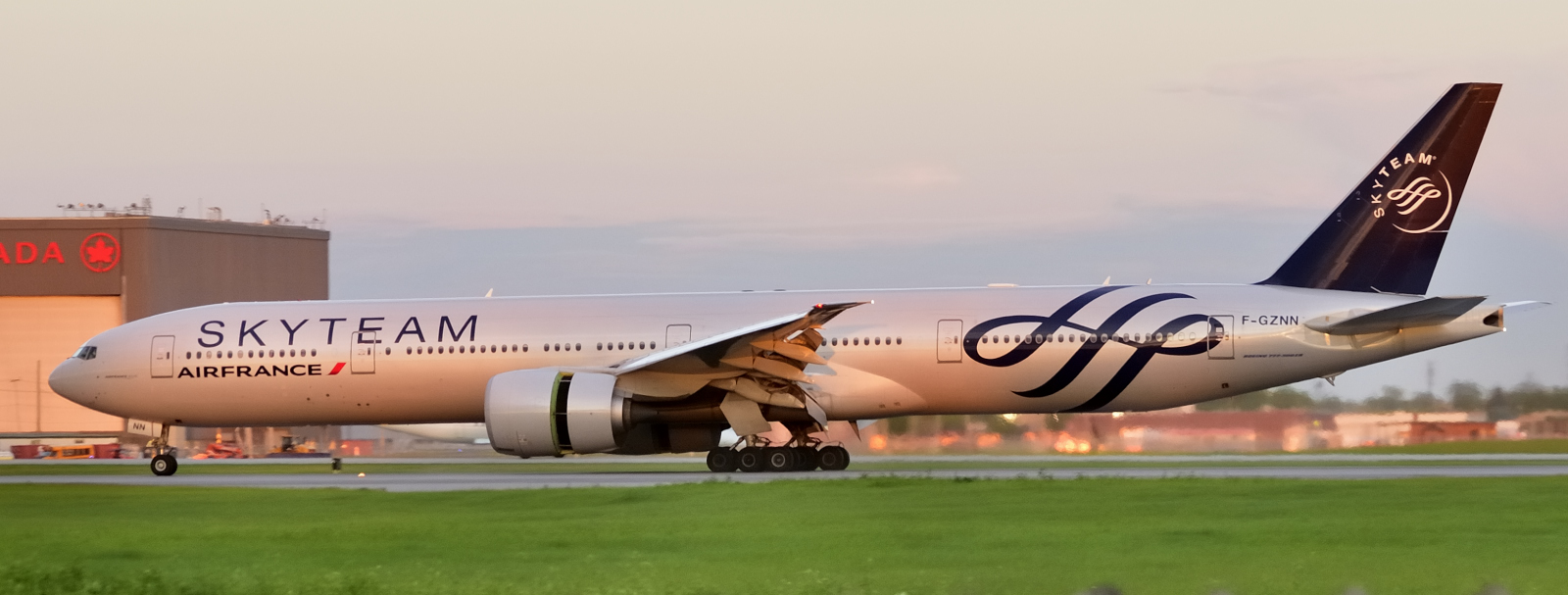 F-GZNN · Boeing 777-328/ER · (YUL / CYUL)