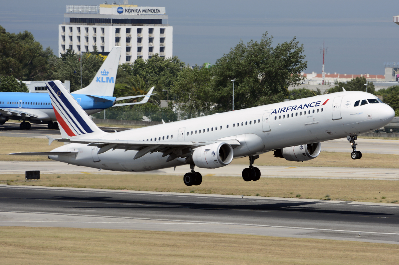 F-GTAY · Airbus A321-212 · (LIS / LPPT)