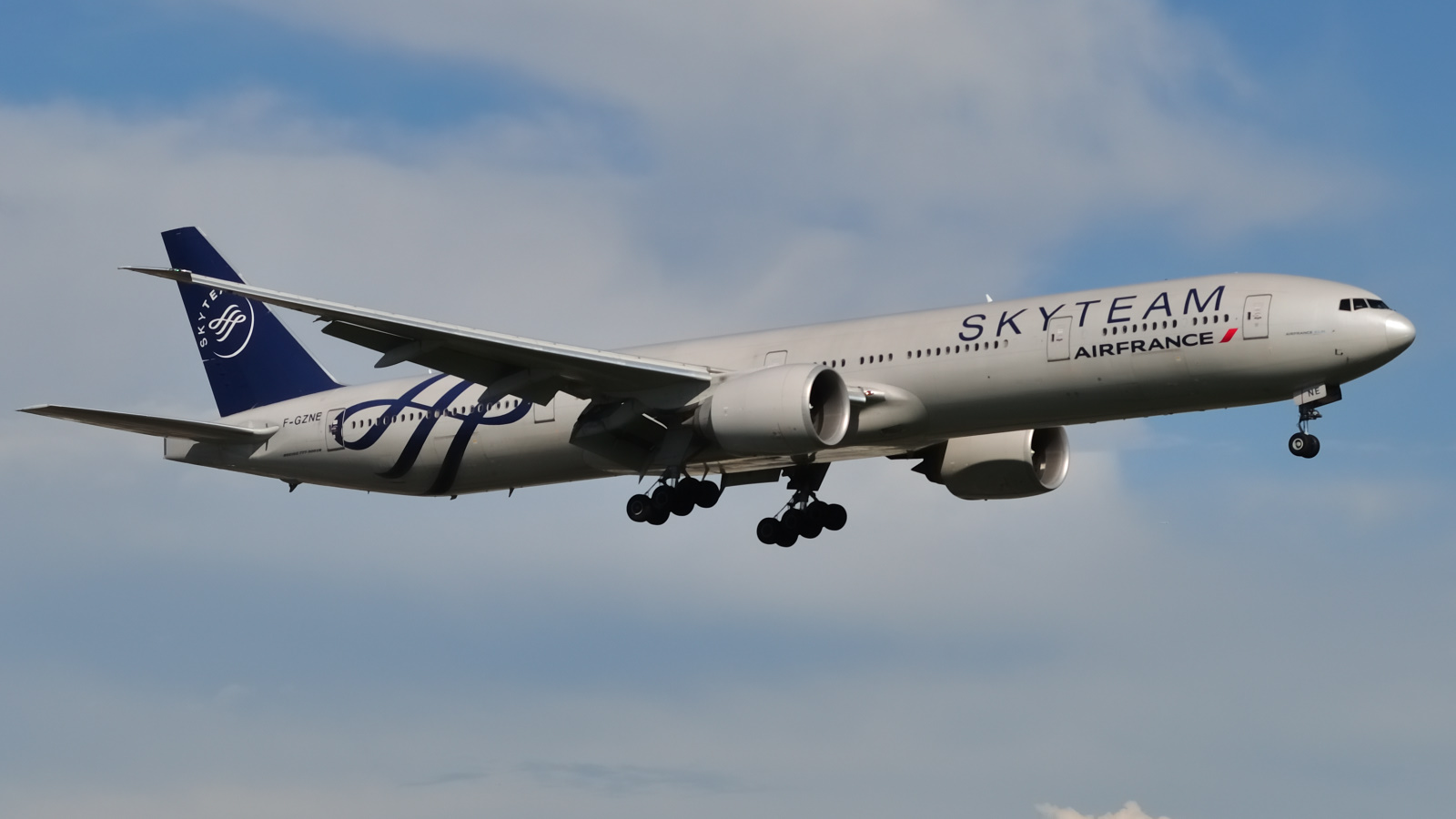 F-GZNE · Boeing 777-328/ER · (YUL / CYUL)