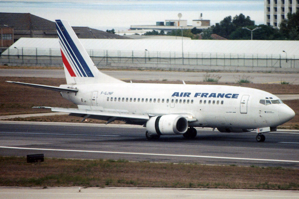 F-GJNF · Boeing 737-528 · (LIS / LPPT)