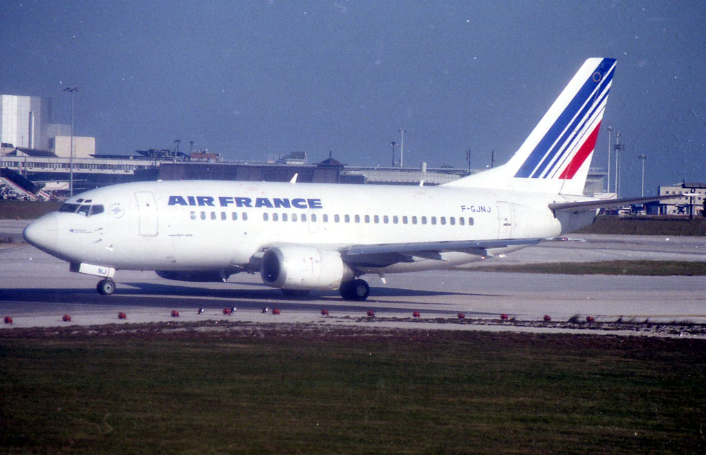 F-GJNJ · Boeing 737-528 · (LIS / LPPT)
