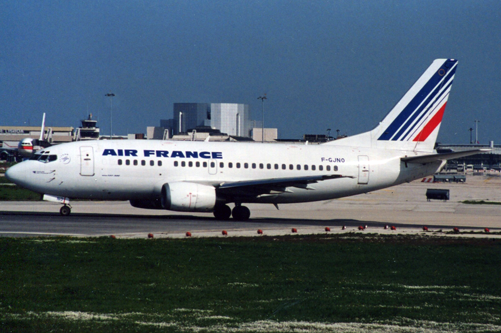 F-GJNO (cn 27305) Boeing 737-528
