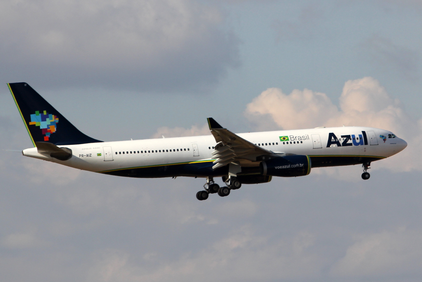 PR-AIZ (527) 2003 Airbus A330-243