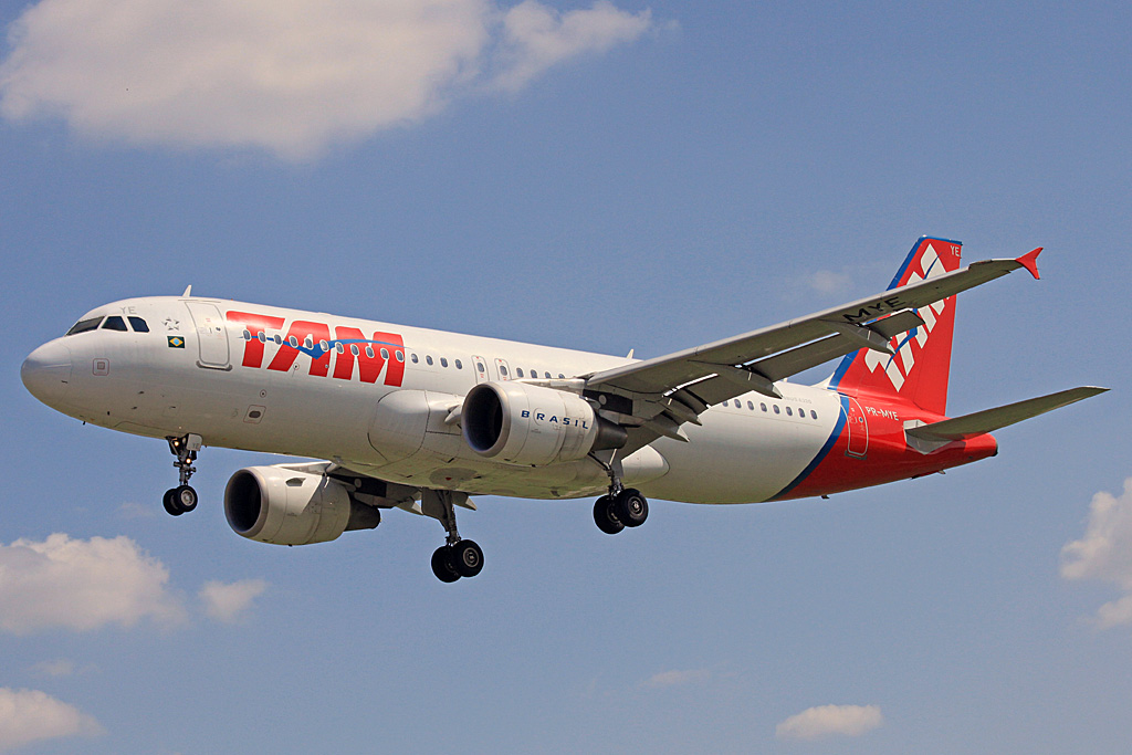 PR-MYE · Airbus A320-214 · (AEP / SABE)