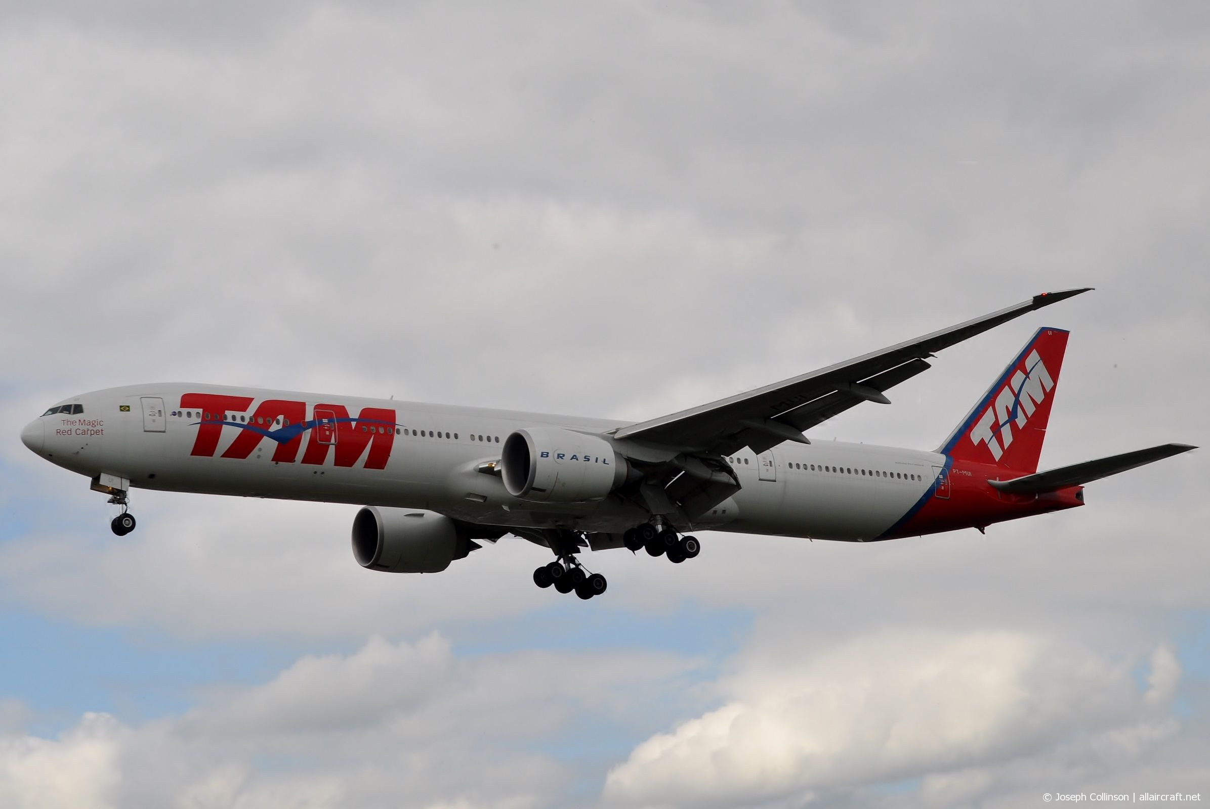 PT-MUI (40589) 2013 Boeing 777-32W(ER)