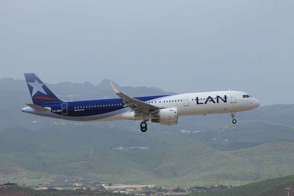 CC-BEH, (cn 6894), Airbus A321-211(WL)