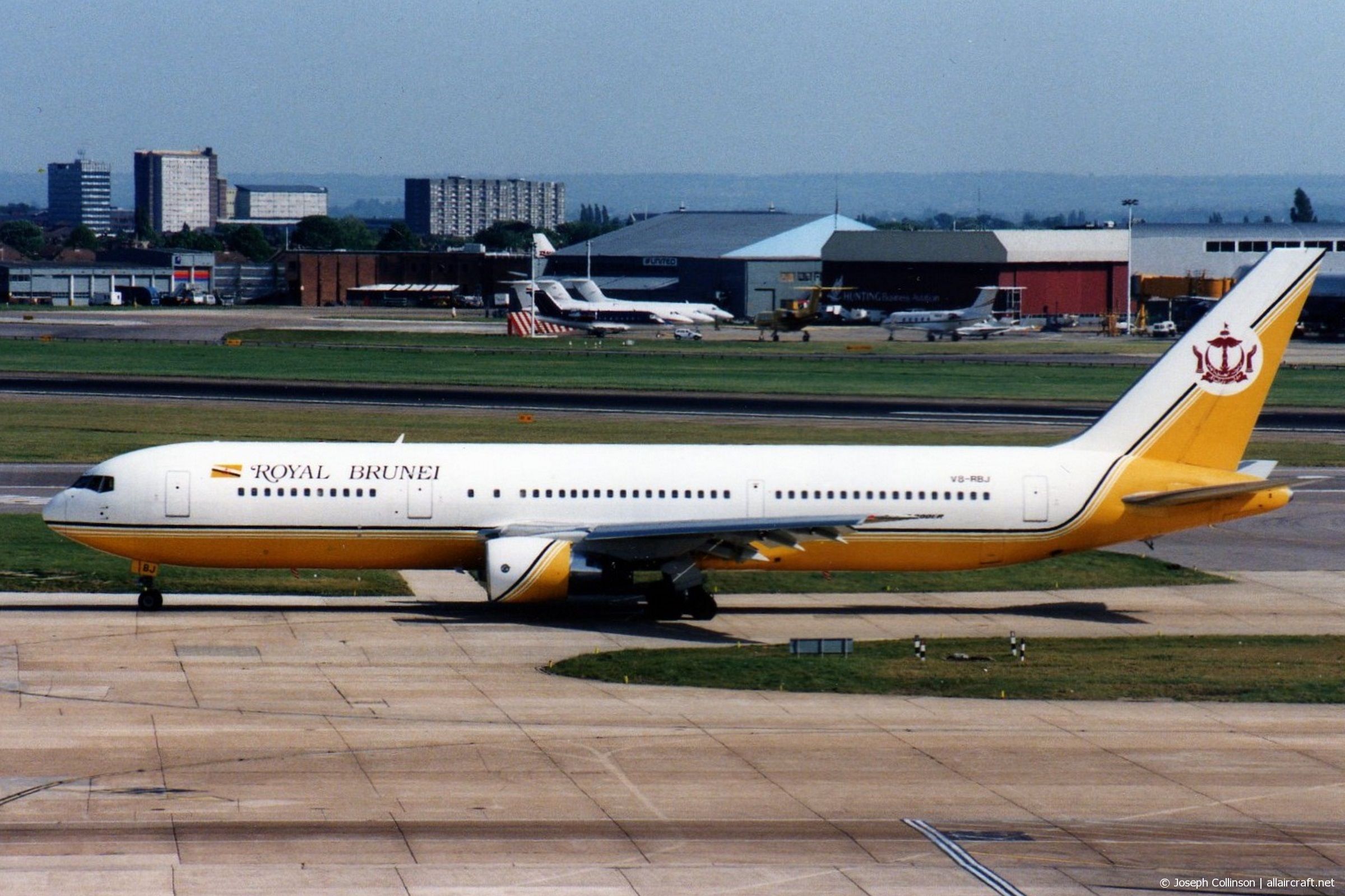 V8-RBJ (25533) 1992 Boeing 767-33A(ER)