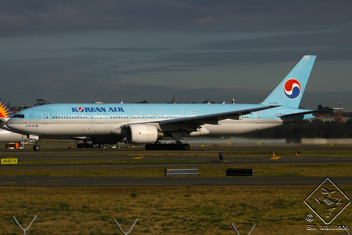 HL7574 · Boeing 777-2B5/ER · (SYD / YSSY)