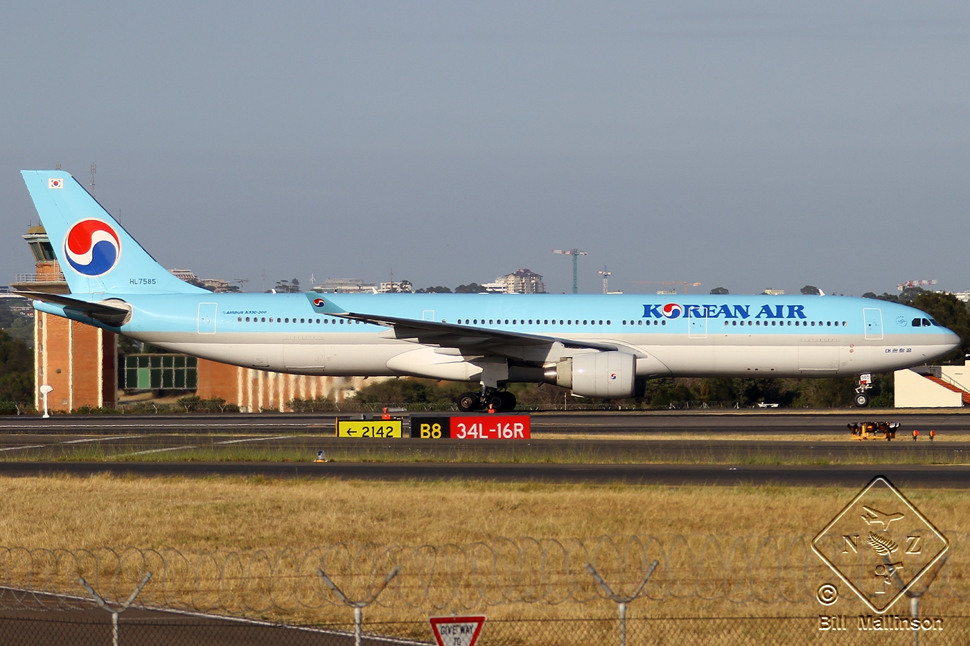 HL7585 · Airbus A330-323 · (SYD / YSSY)