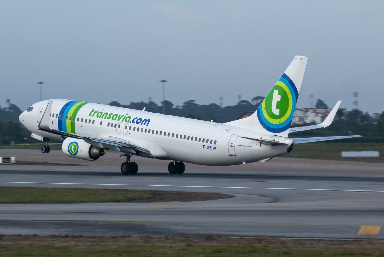 F-GZHV · Boeing 737-85H(WL) · (OPO / LPPR)