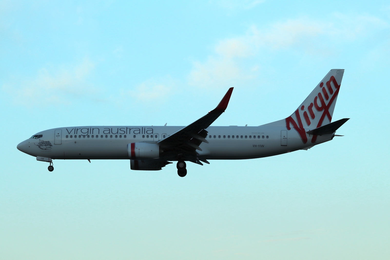 VH-YIW · Boeing 737-8FE(WL) · (SYD / YSSY)
