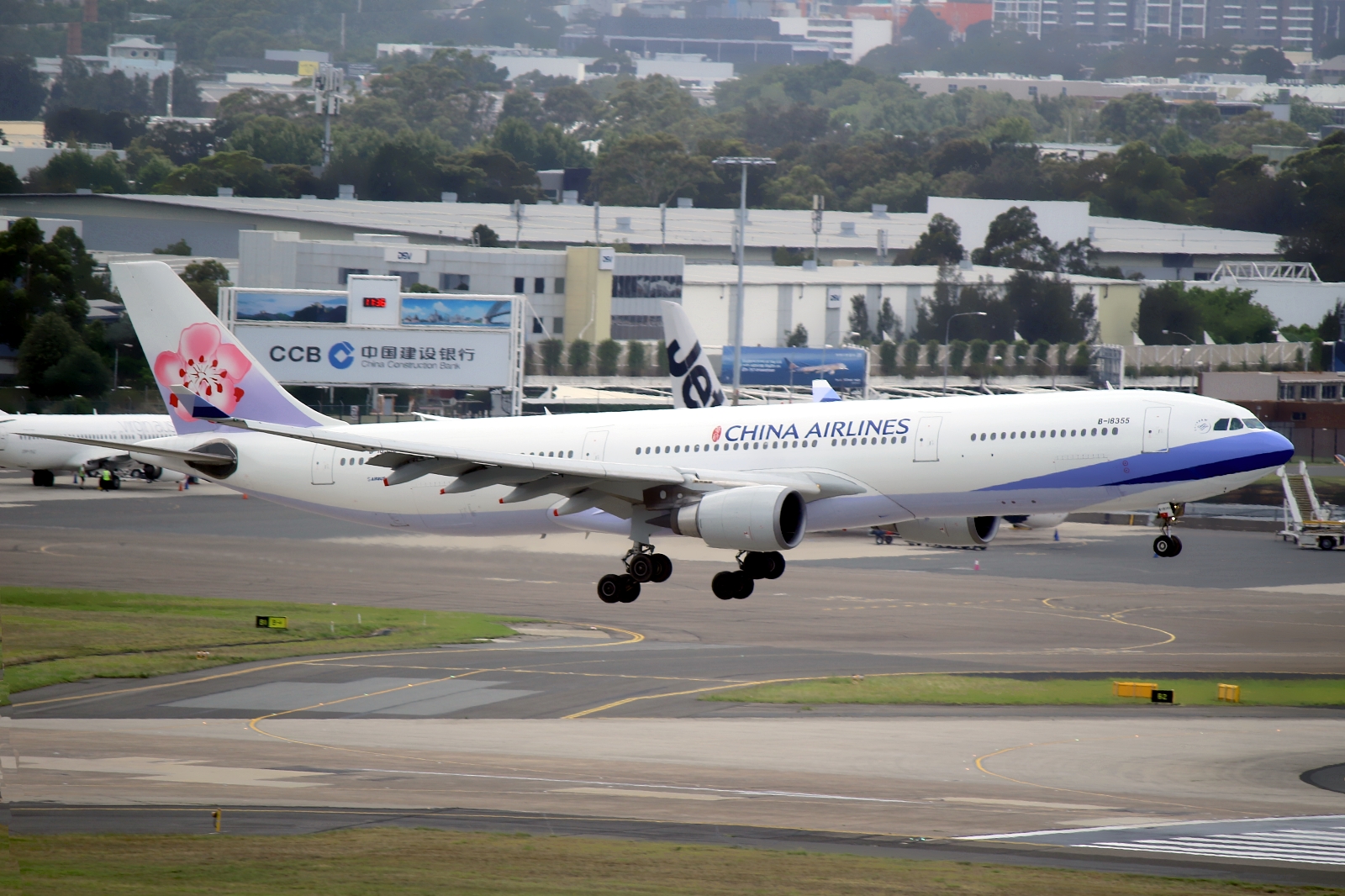 B-18355 · Airbus A330-302 · (SYD / YSSY)