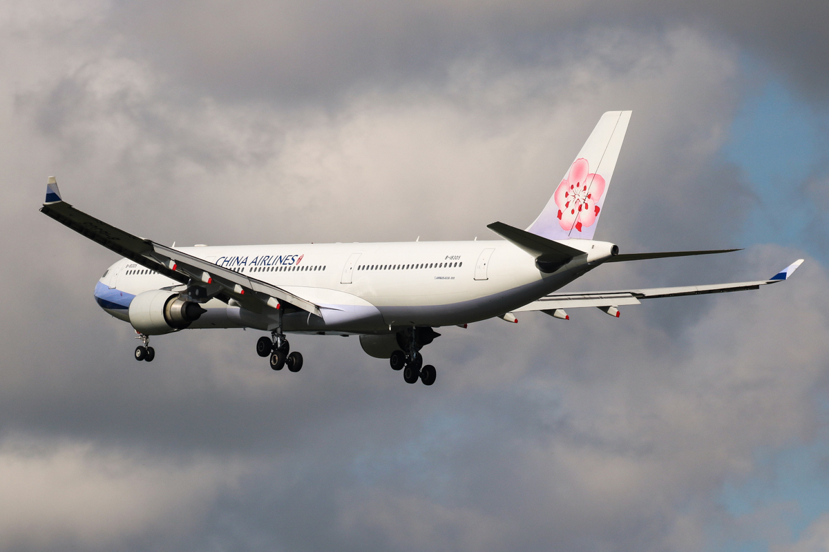 B-18305 · Airbus A330-302 · (SIN / WSSS)