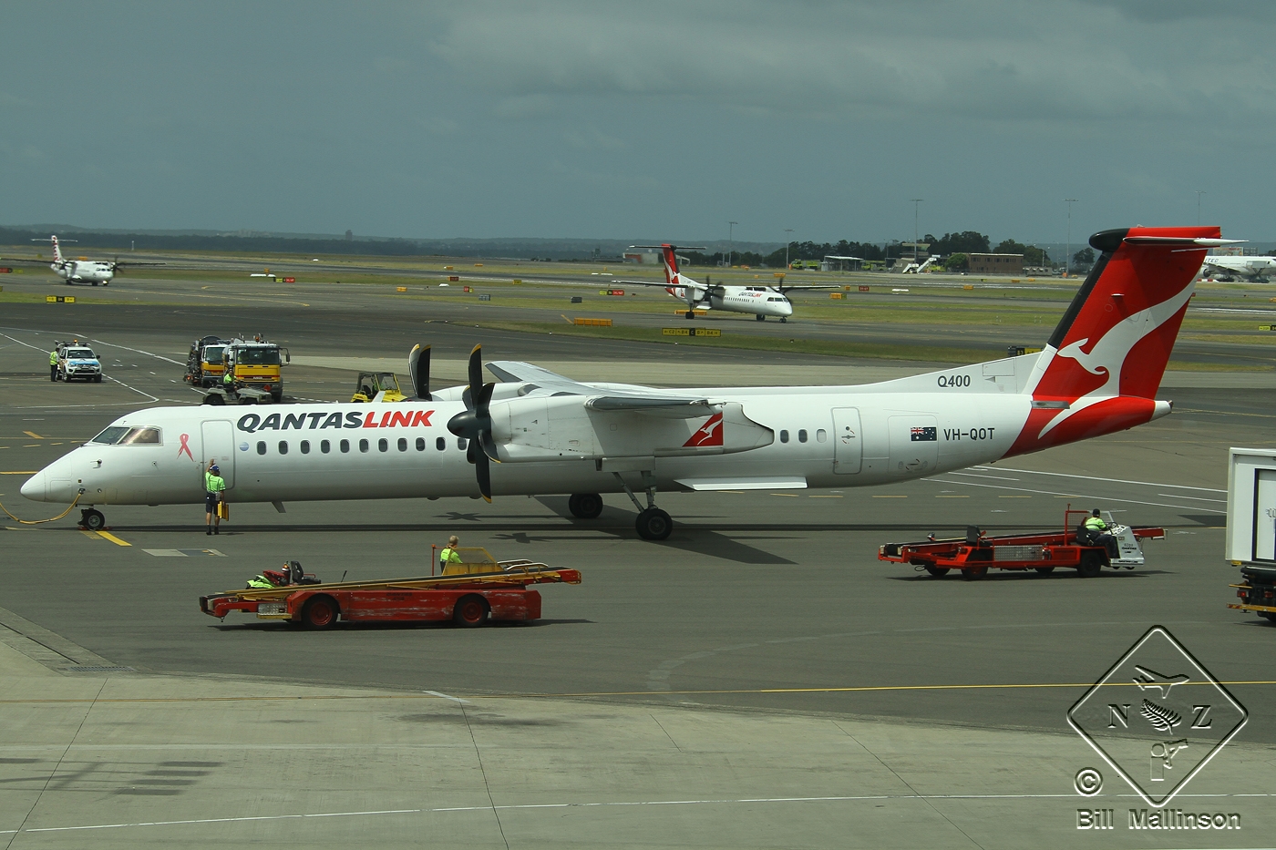 VH-QOT · Bombardier Dash 8-Q402 · (SYD / YSSY)