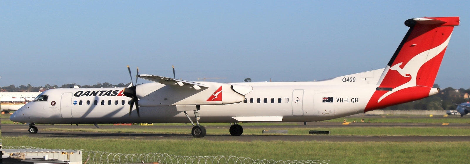 VH-LQH · Bombardier Dash 8-Q402 · (SYD / YSSY)