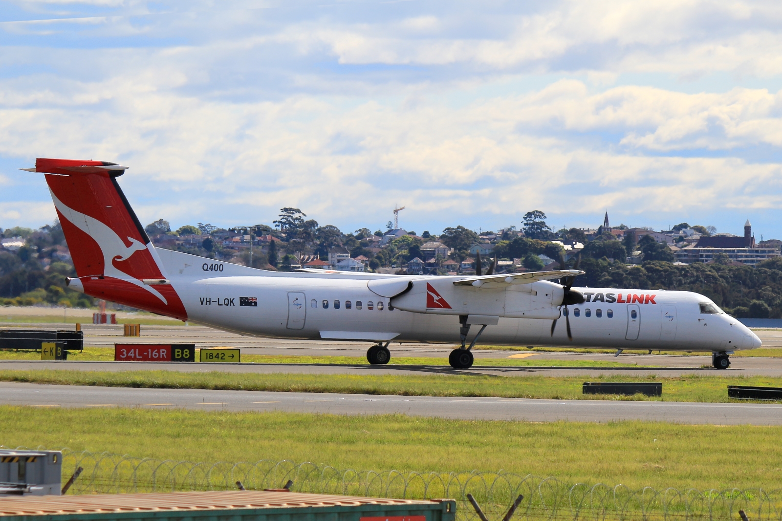 VH-LQK · Bombardier Dash 8-Q402 · (SYD / YSSY)
