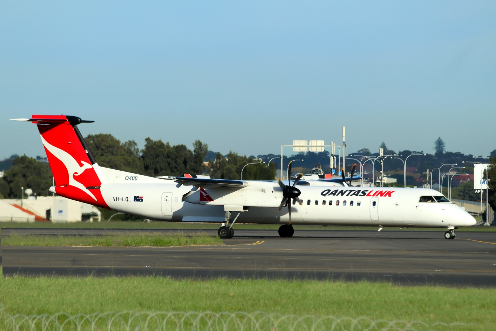 VH-LQL · Bombardier Dash 8-Q402 · (SYD / YSSY)