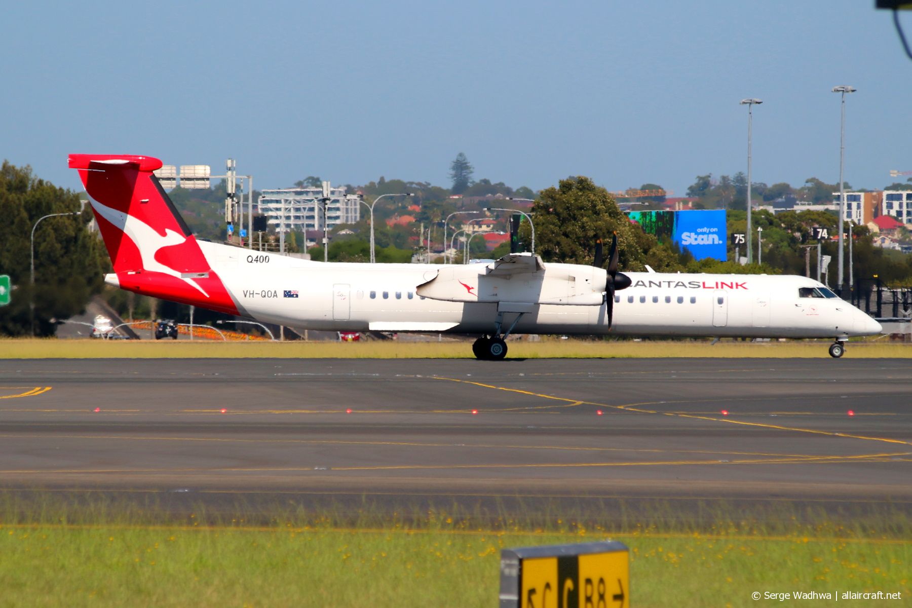 VH-QOA (4112) 2005 Bombardier Dash 8-Q402