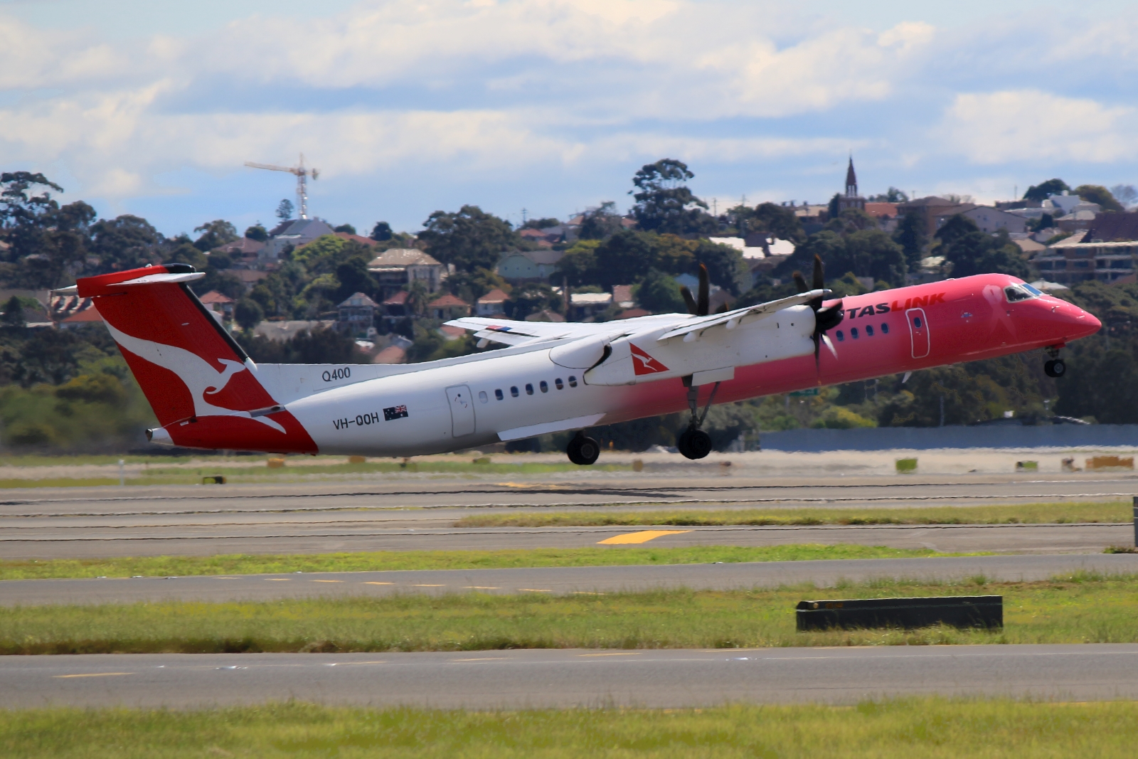 VH-QOH · Bombardier Dash 8-Q402 · (SYD / YSSY)