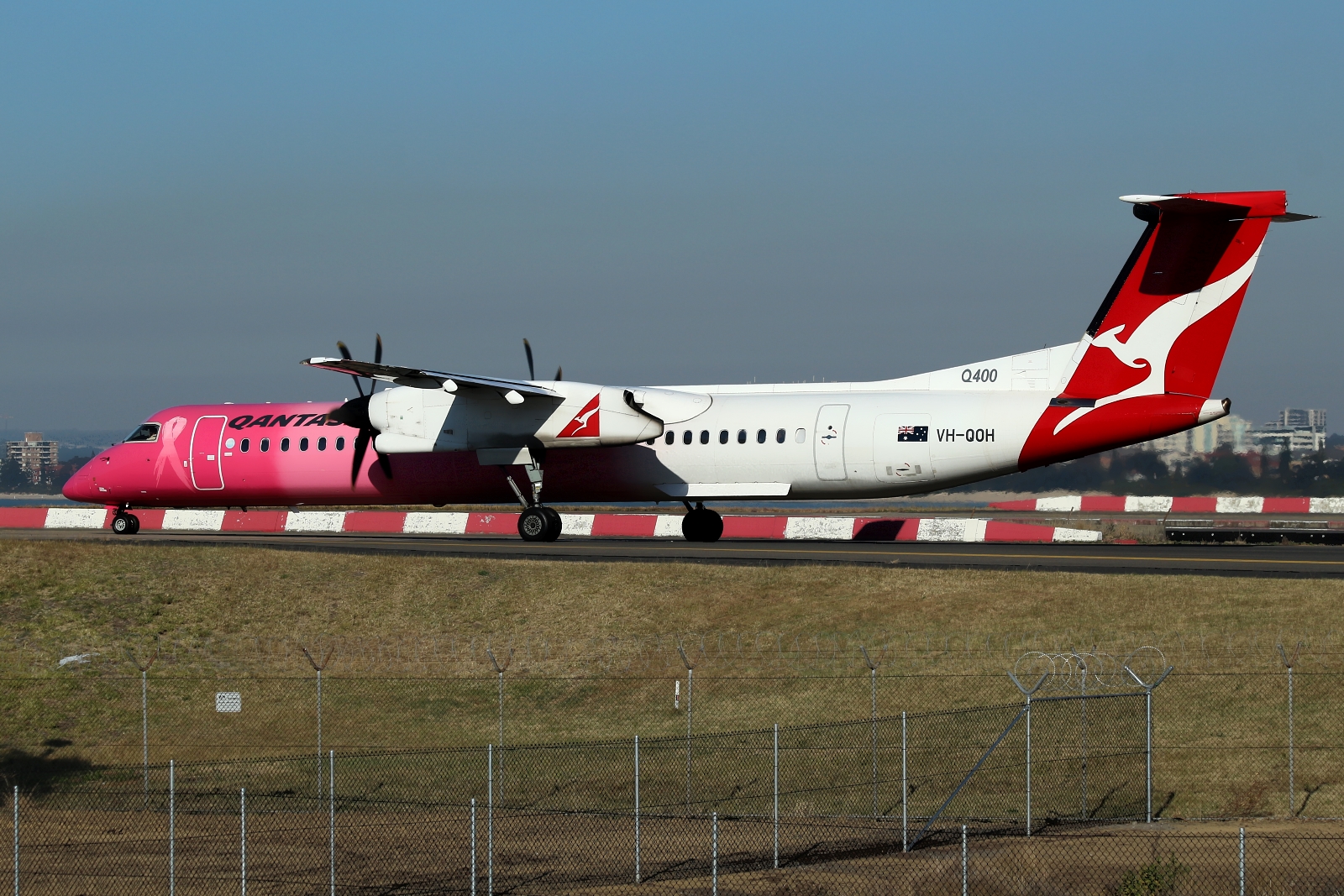 VH-QOH · Bombardier Dash 8-Q402 · (SYD / YSSY)