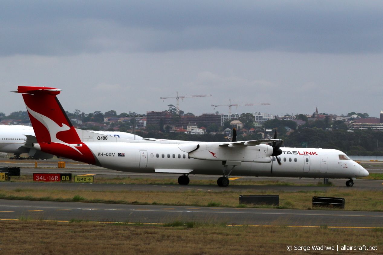 VH-QOM · Bombardier Dash 8-Q402 · (SYD / YSSY)