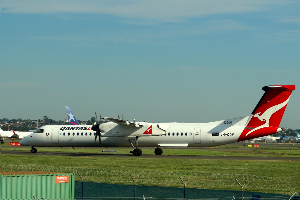 VH-QOV · Bombardier Dash 8-Q402 · (SYD / YSSY)
