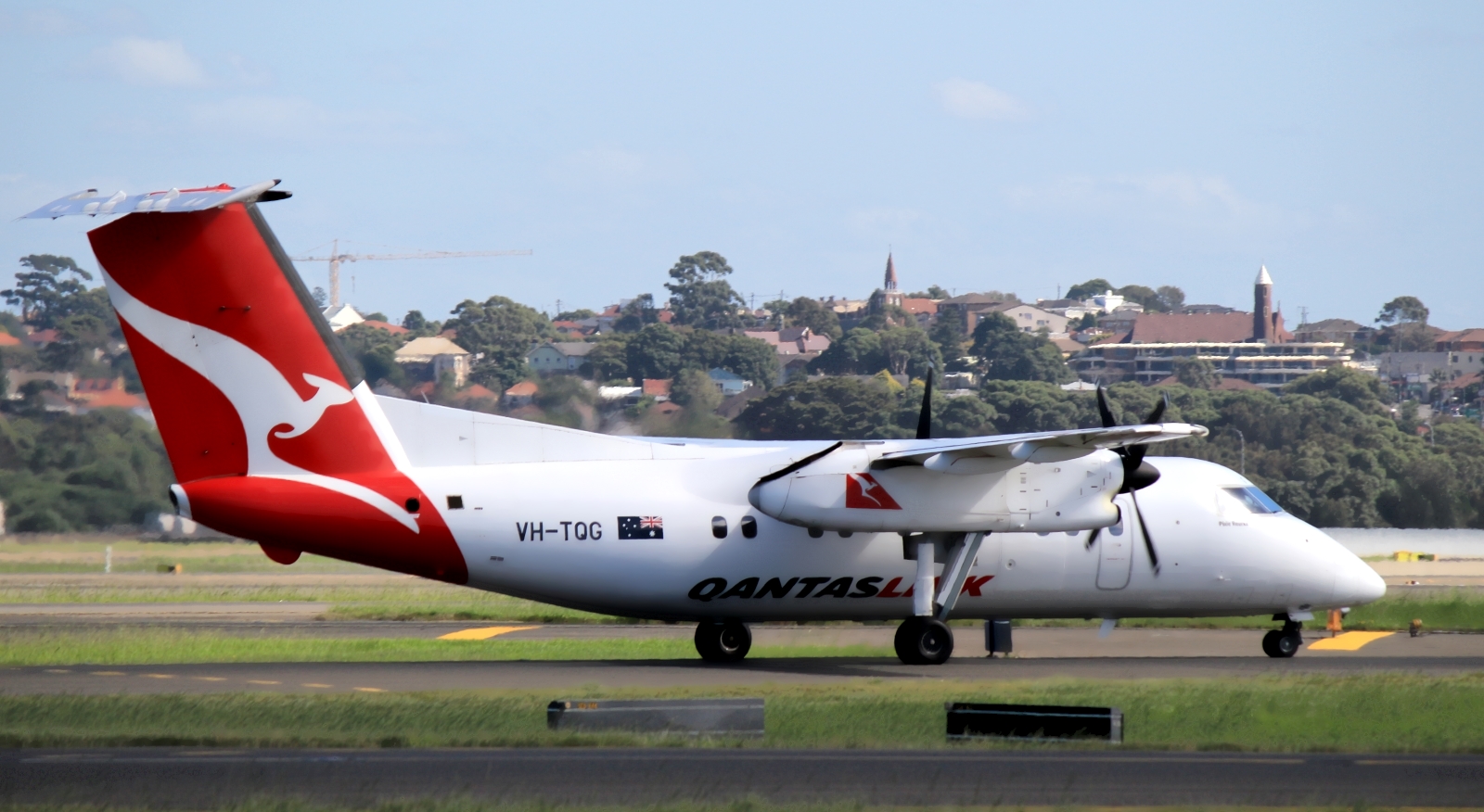 VH-TQG · Bombardier Dash 8-201 · (SYD / YSSY)