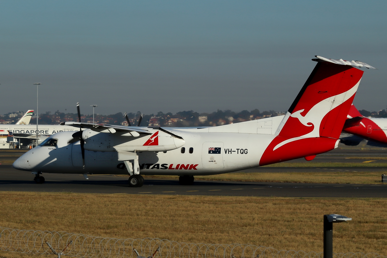 VH-TQG · Bombardier Dash 8-201 · (SYD / YSSY)