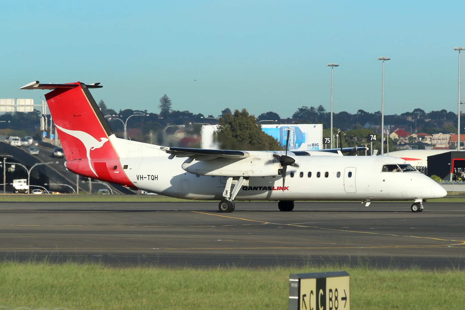 VH-TQH · Bombardier Dash 8-Q315 · (SYD / YSSY)