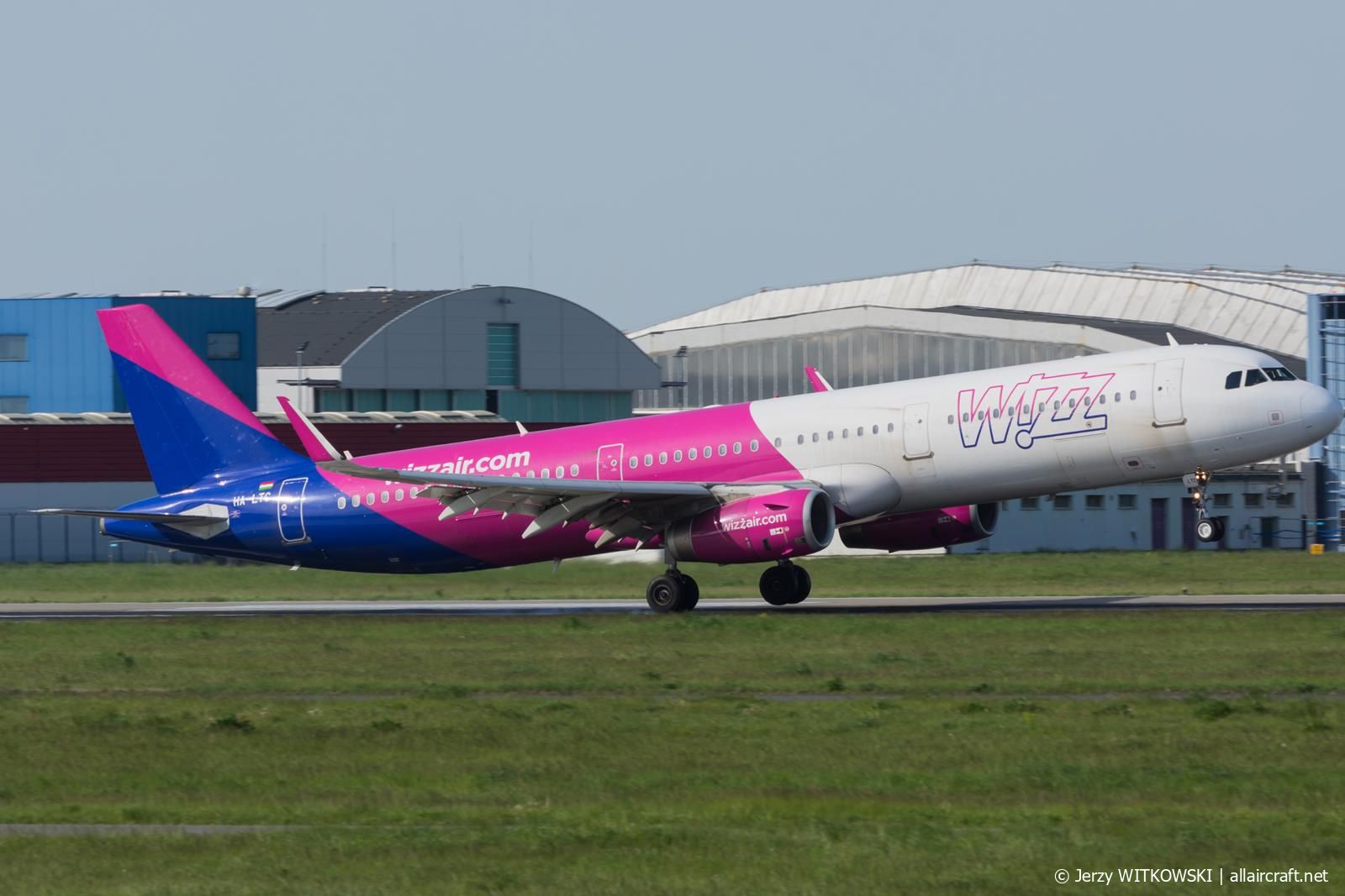 HA-LTC (8295) 2018 Airbus A321-231(WL)