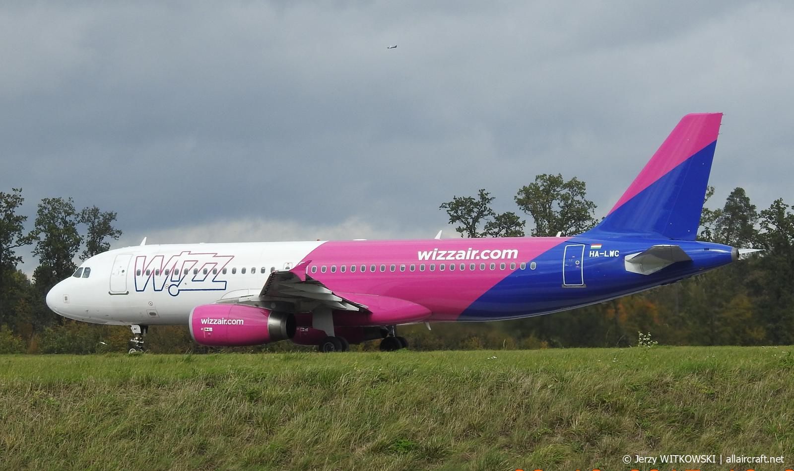 HA-LWC (4323) 2010 Airbus A320-232
