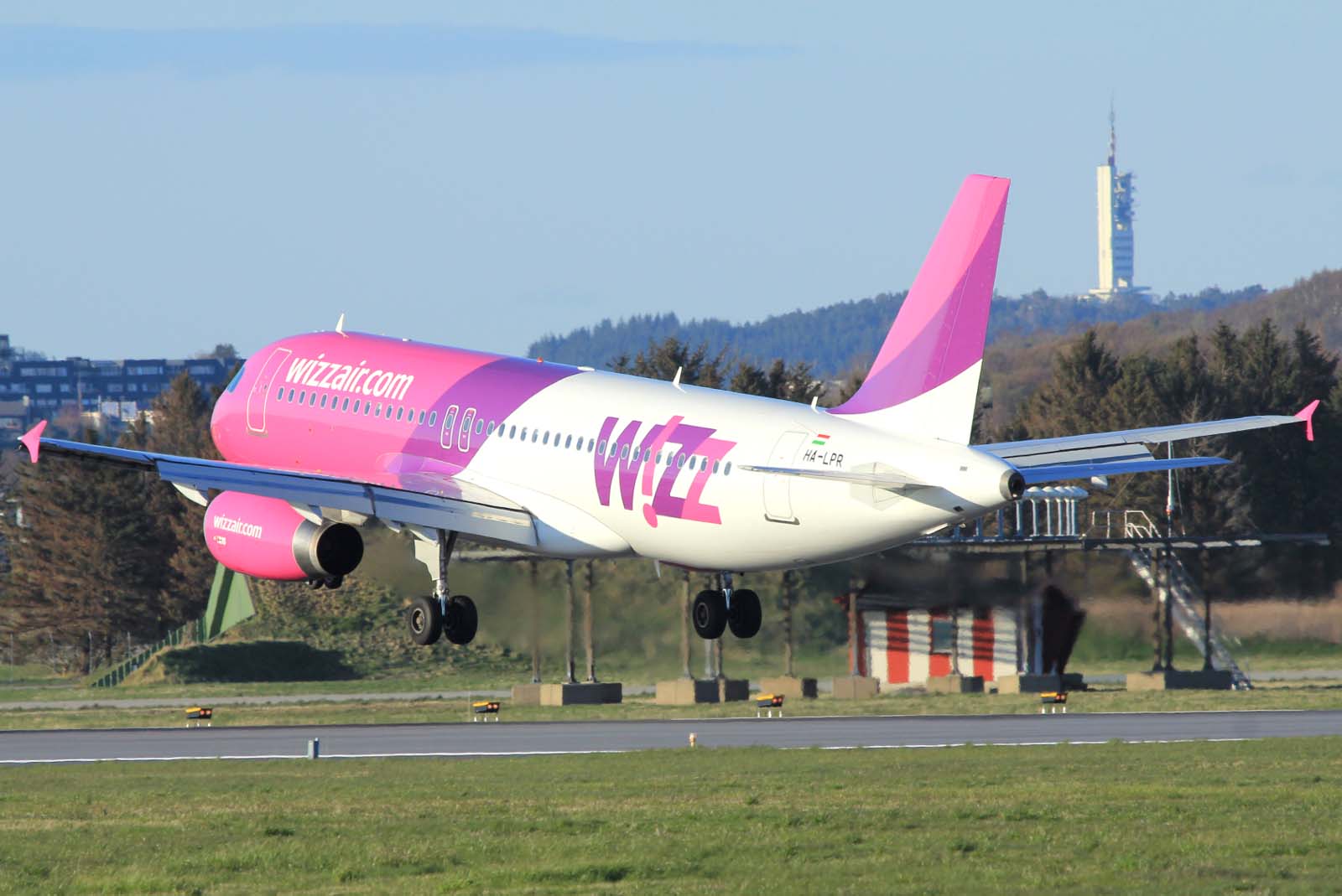 HA-LPR · Airbus A320-232 · (SVG / ENZV)