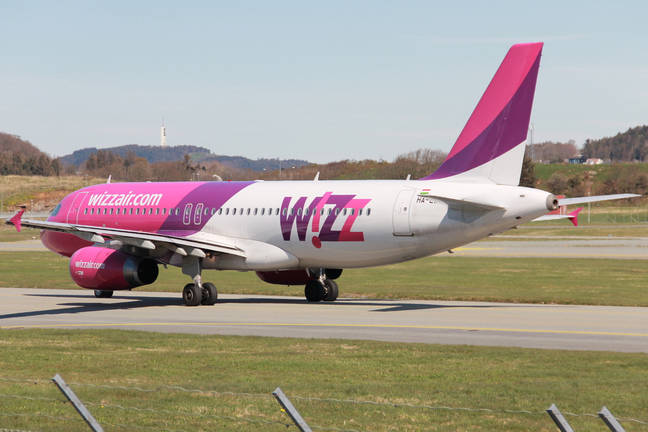 HA-LWP · Airbus A320-232 · (SVG / ENZV)