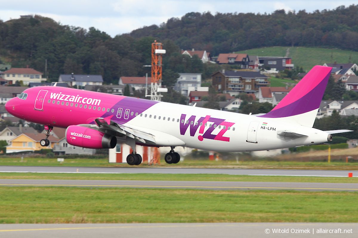 HA-LPM · Airbus A320-232 · (SVG / ENZV)