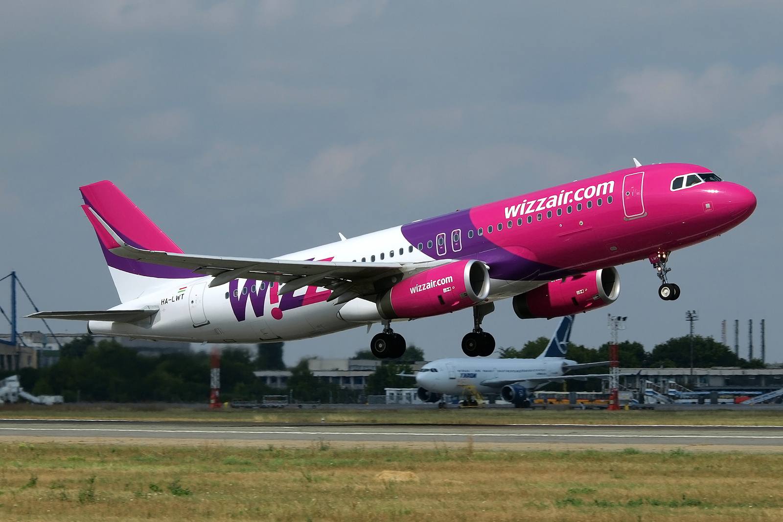 HA-LWT (5615) 2013 Airbus A320-232(WL)