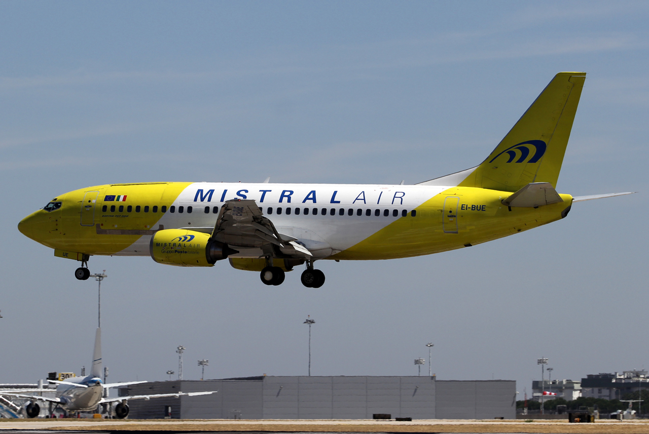EI-BUE · Boeing 737-348(QC) · (LIS / LPPT)