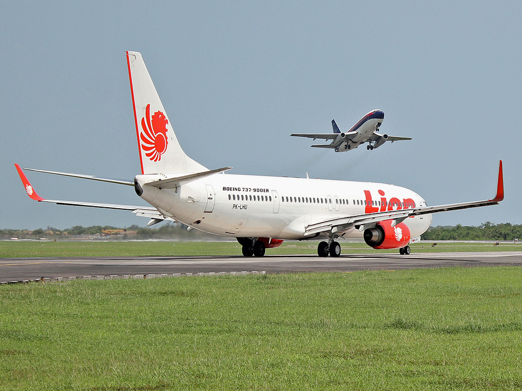 PK-LHU (38300) 2011 Boeing 737-9GP