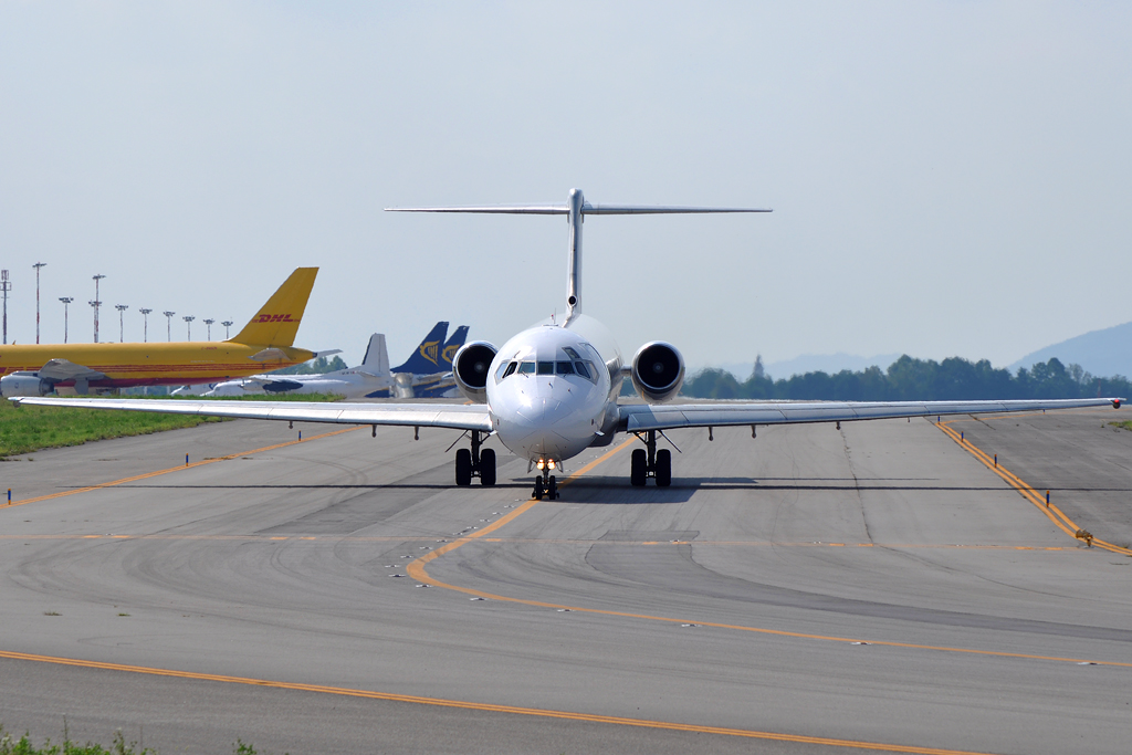 ZA-ARD (cn 49104) McDonnell Douglas MD-82