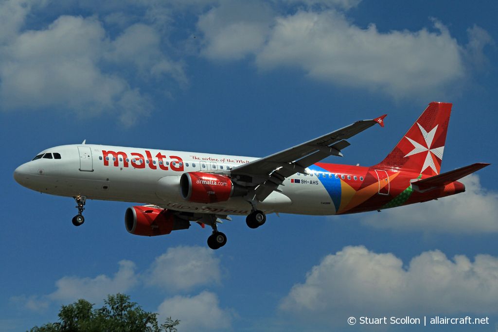 9H-AHS · Airbus A320-214 · (LHR / EGLL)
